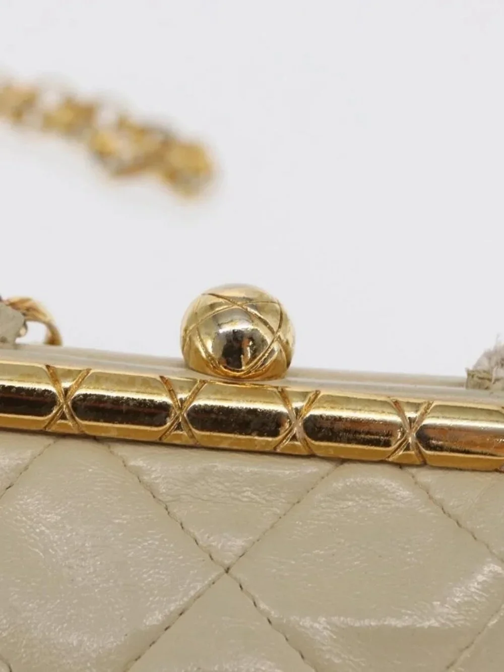 CHANEL Matelasse Chain Shoulder Bag Leather Ivory Gold CC Auth 163424